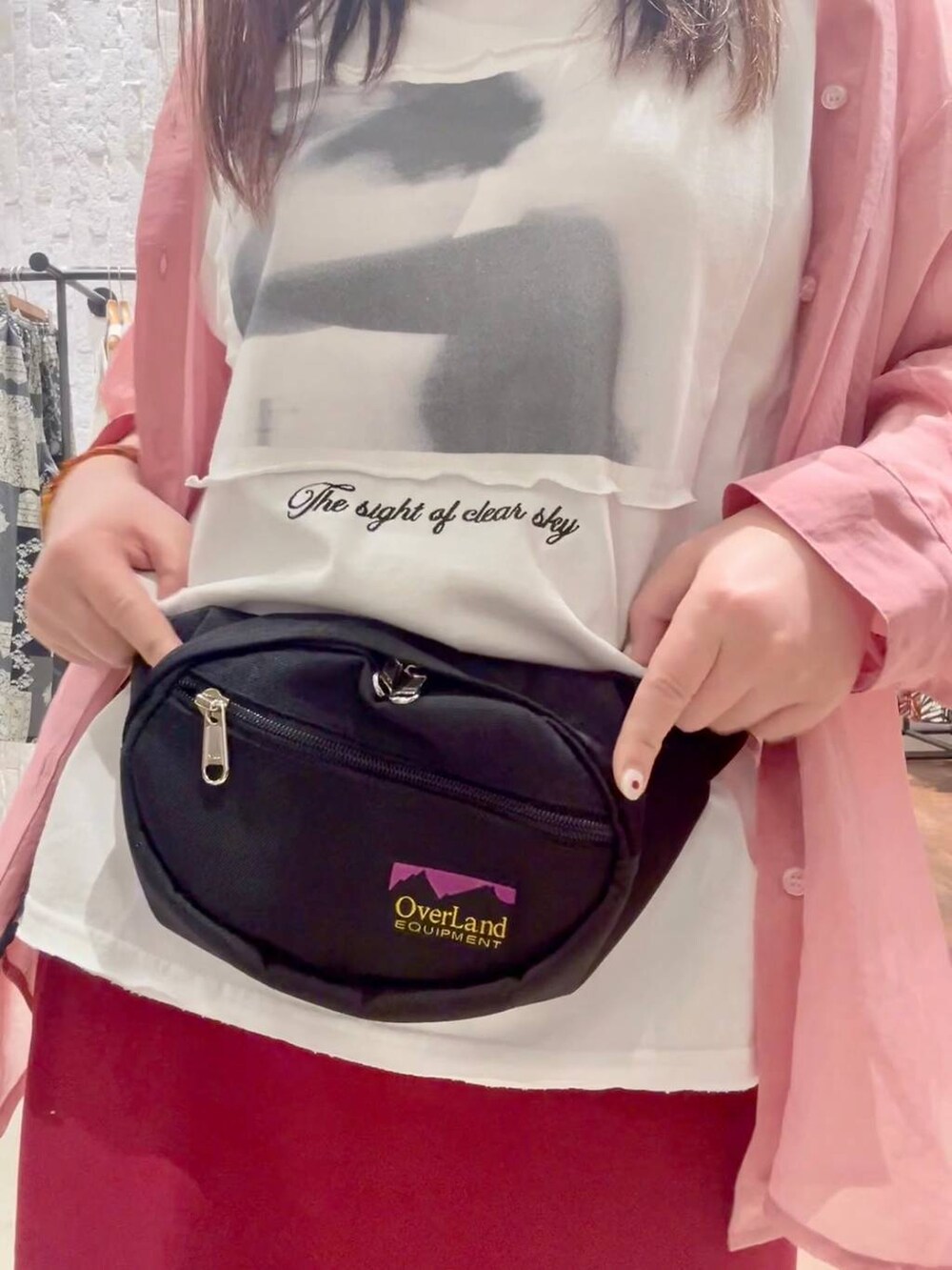 ピンク系のシャツ/ブラウス、レッド系のスカート、ブラウン系のスニーカーを着用したレディースの春コーディネートの8枚目の写真