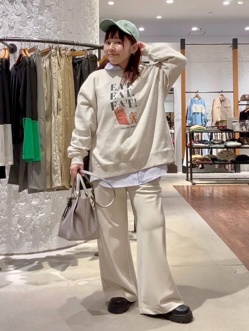 ブラック系のその他シューズ、ピンク系のトートバッグ、ホワイト系のその他パンツを着用したレディースの冬コーディネートの2枚目の写真