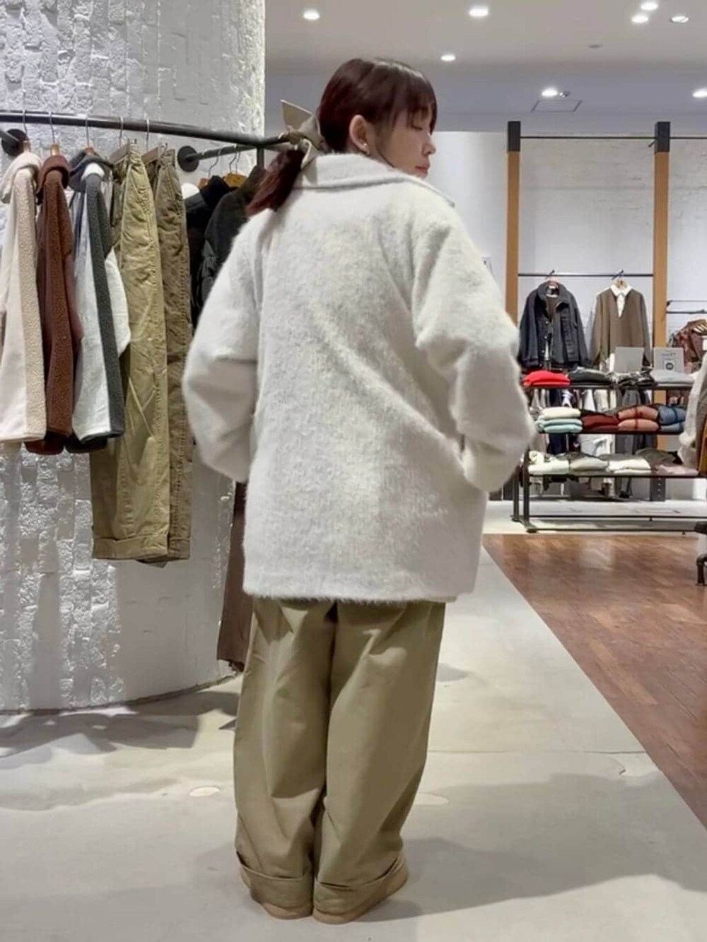 ベージュ系のその他シューズ、ホワイト系のその他アウター、ベージュ系のその他パンツを着用したレディースの冬コーディネートの4枚目の写真