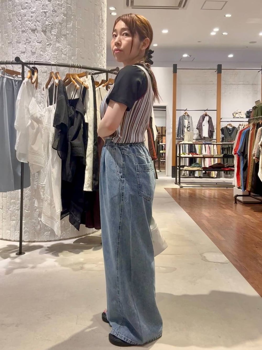 ブラック系のTシャツ/カットソー、ブルー系のデニムパンツ、グレー系のショルダーバッグを着用したレディースの夏コーディネートの4枚目の写真