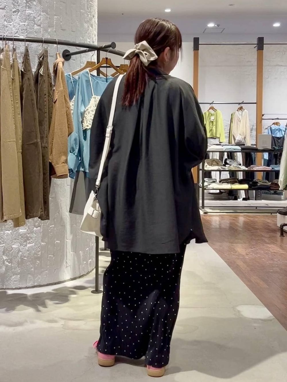 ホワイト系のショルダーバッグ、グレー系のシャツ/ブラウス、ホワイト系のシャツ/ブラウスを着用したレディースの春コーディネートの5枚目の写真