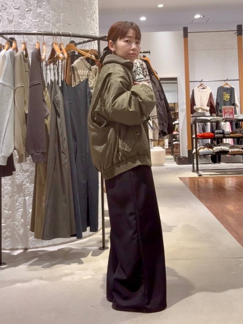 ブラック系のその他パンツ、ブラック系のシャツ/ブラウス、ブラック系のスニーカーを着用したレディースの秋コーディネートの4枚目の写真