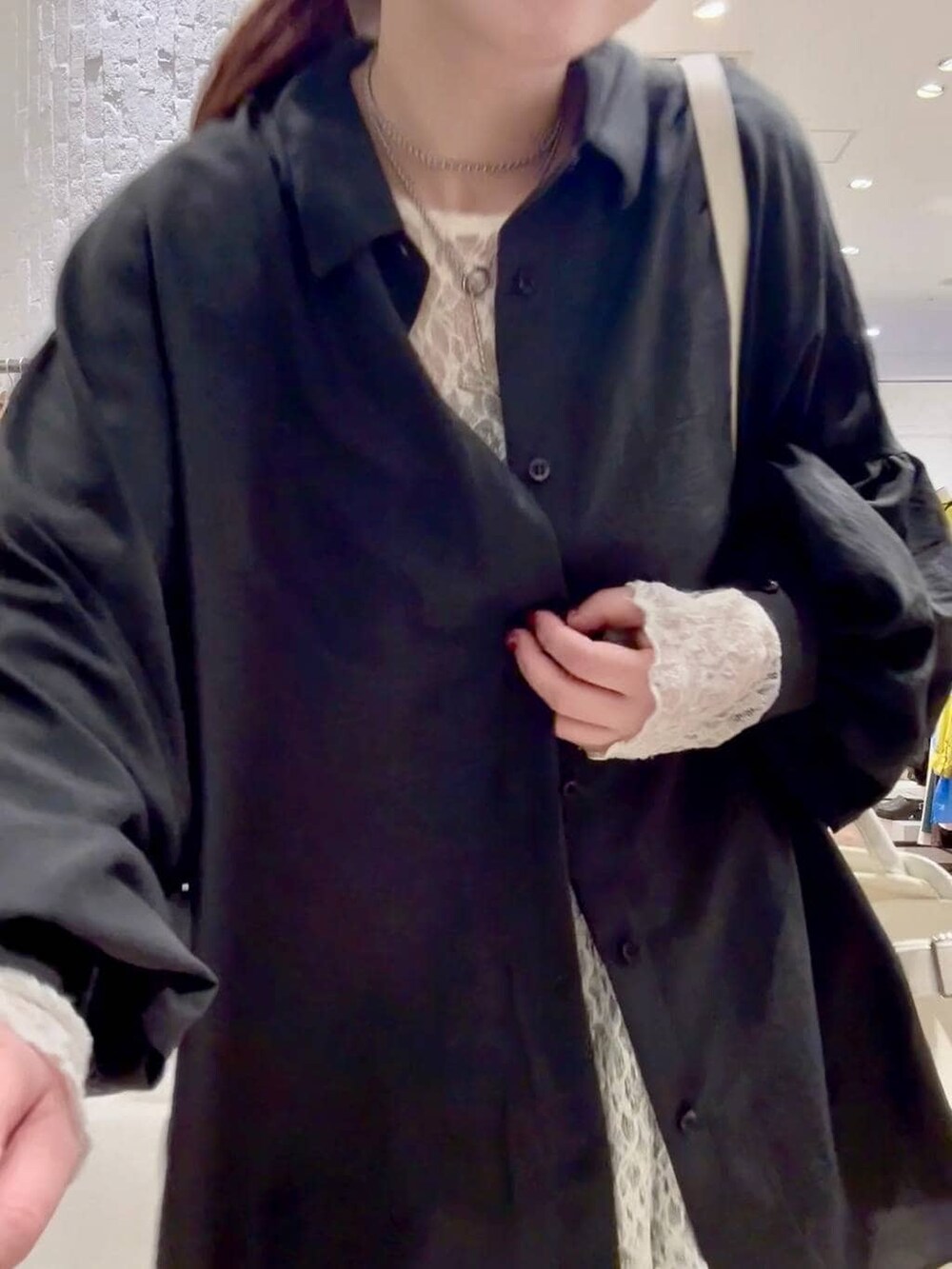 ホワイト系のショルダーバッグ、グレー系のシャツ/ブラウス、ホワイト系のシャツ/ブラウスを着用したレディースの春コーディネートの6枚目の写真