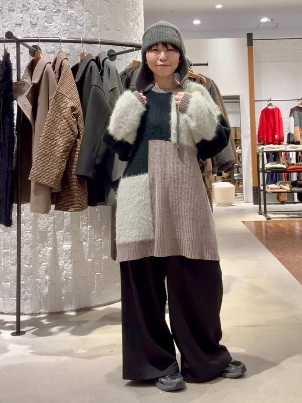 ブラック系のその他パンツ、グレー系のその他アウター、ブラック系のその他アウターを着用したレディースの秋コーディネートの6枚目の写真