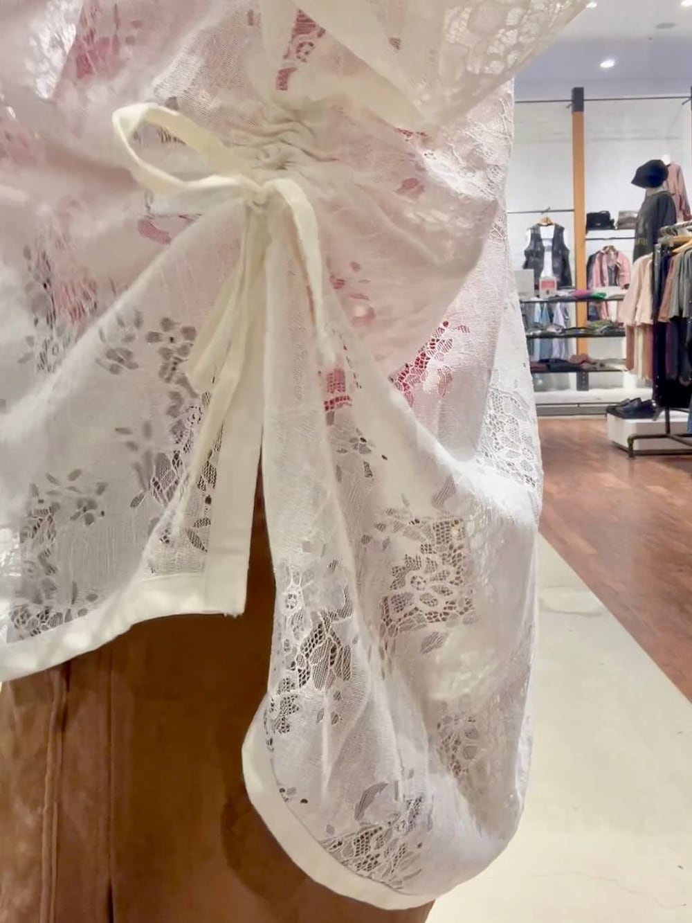 ホワイト系のシャツ/ブラウス、レッド系のTシャツ/カットソー、ブラック系のスニーカーを着用したレディースの夏コーディネートの7枚目の写真