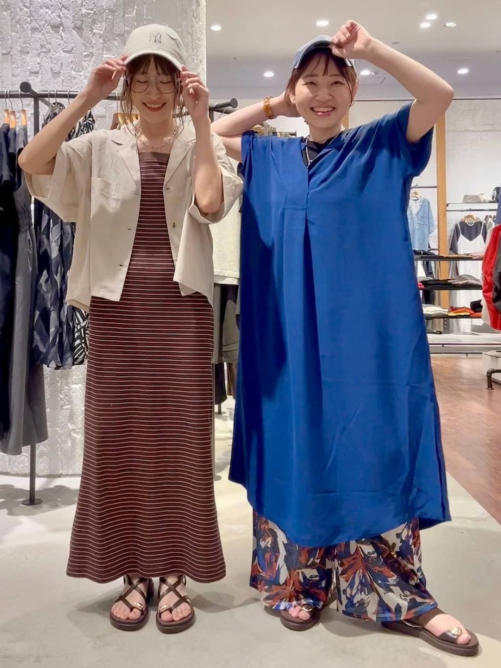 ホワイト系のその他パンツ、ブラウン系のサンダル、ブラウン系のサンダルを着用したレディースの春コーディネートの6枚目の写真
