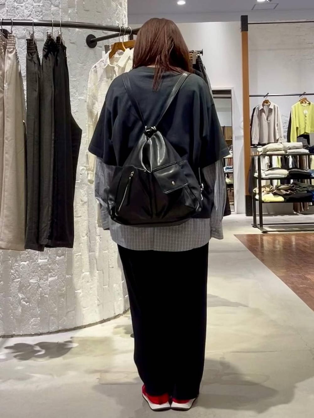 ブラック系のショルダーバッグ、レッド系のスニーカー、グレー系のTシャツ/カットソーを着用したレディースの春コーディネートの4枚目の写真