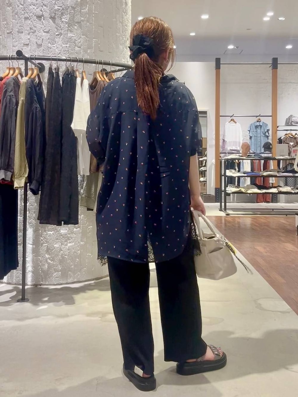 ブラック系のその他パンツ、その他のサンダル、ブラック系のTシャツ/カットソーを着用したレディースの夏コーディネートの4枚目の写真