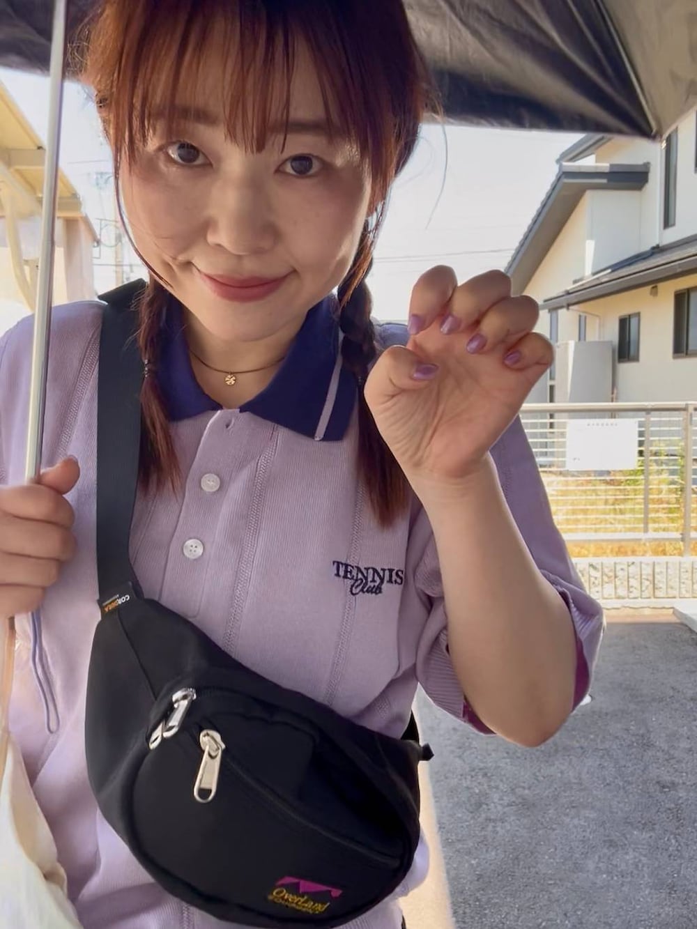 グレー系のシャツ/ブラウス、ブルー系のスニーカー、ベージュ系のその他パンツを着用したレディースの春コーディネートの6枚目の写真