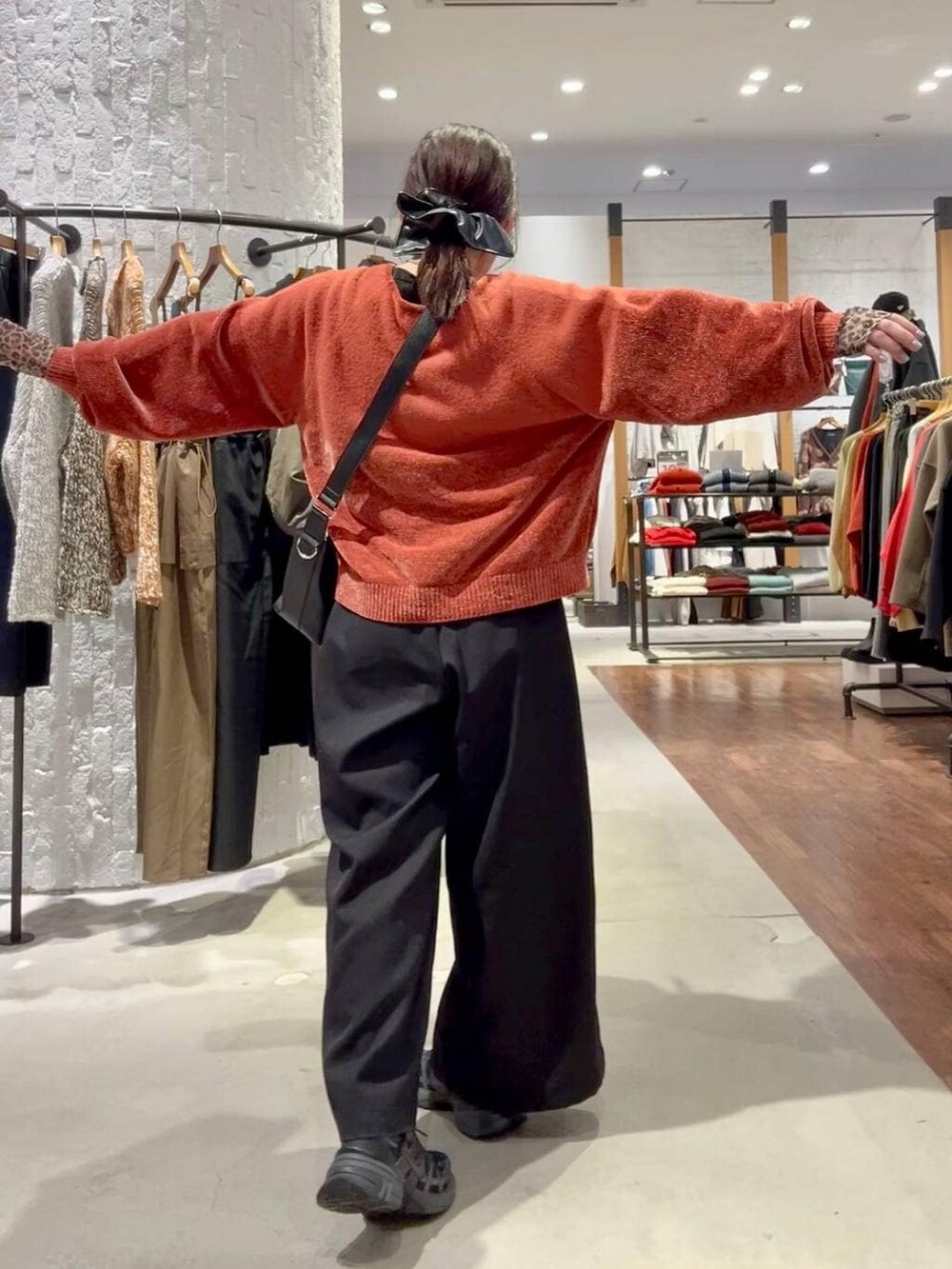 その他のTシャツ/カットソー、ブラック系のその他パンツ、ブラック系のショルダーバッグを着用したレディースの秋コーディネートの5枚目の写真