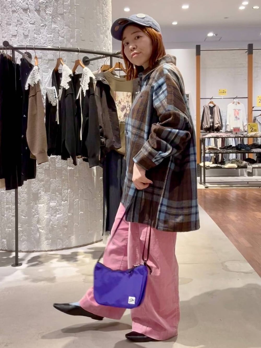 パープル系のショルダーバッグ、ピンク系のその他パンツ、ブラック系のパンプスを着用したレディースの秋コーディネートの3枚目の写真