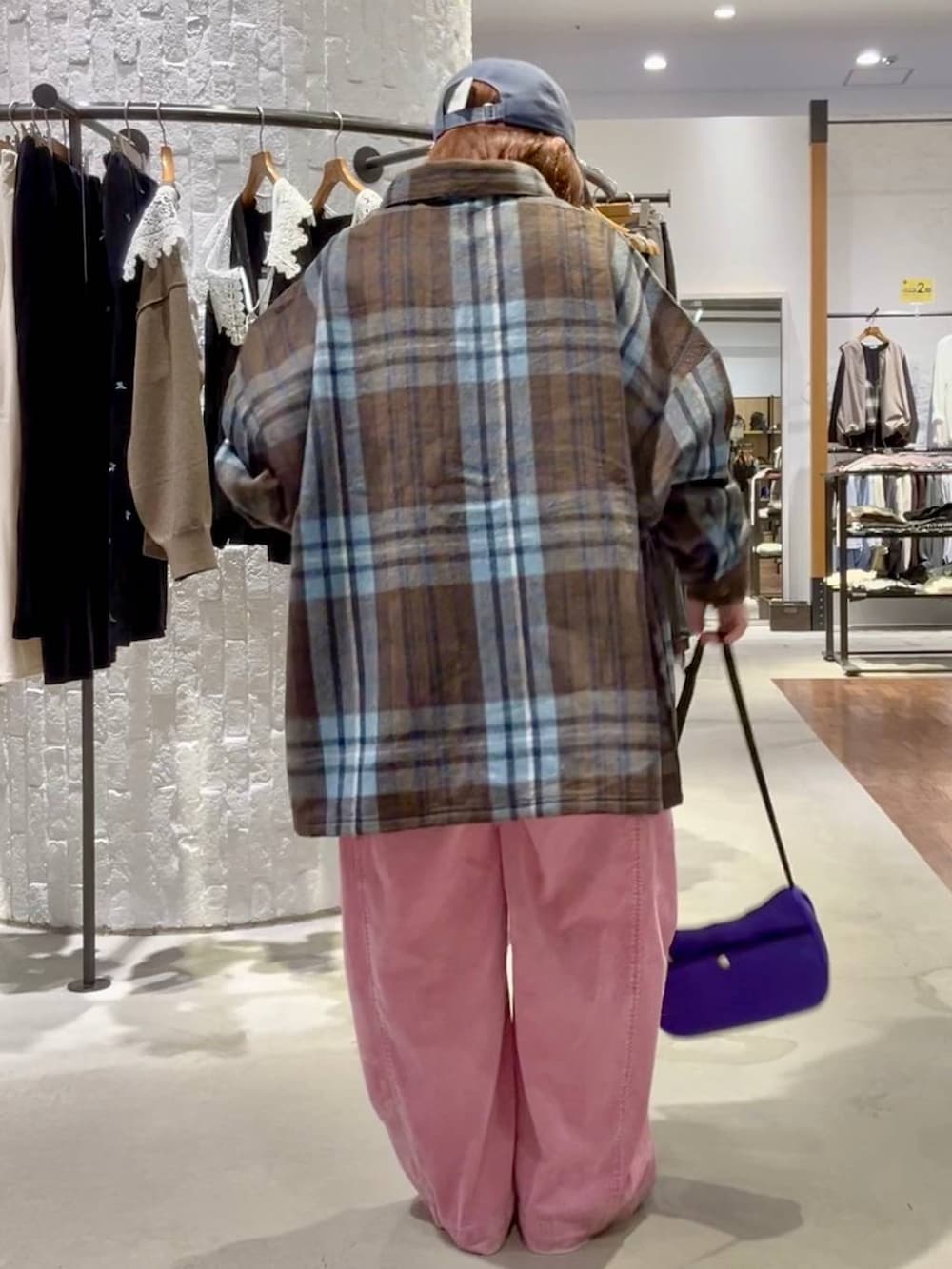 パープル系のショルダーバッグ、ピンク系のその他パンツ、ブラック系のパンプスを着用したレディースの秋コーディネートの4枚目の写真