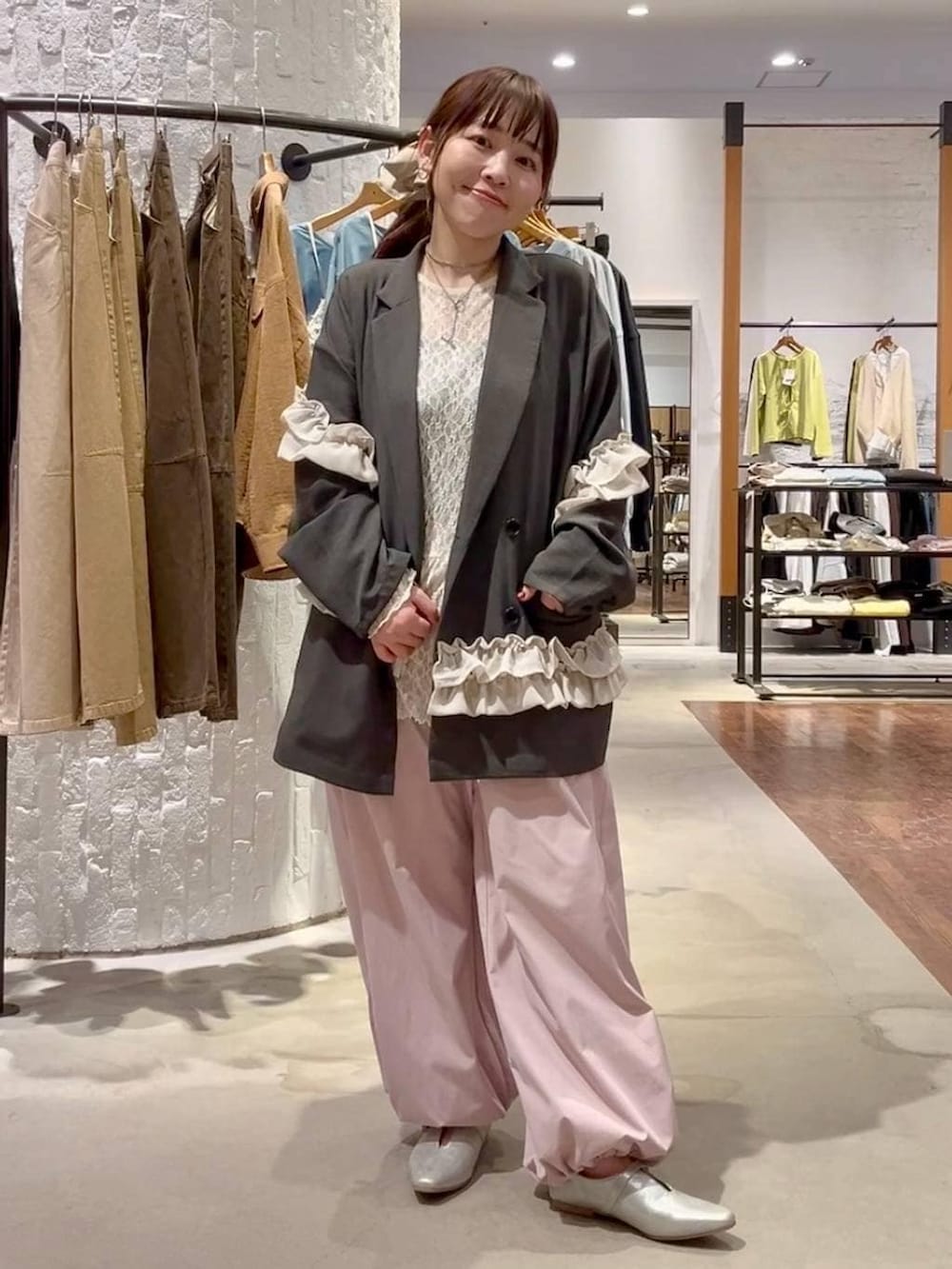 ブラック系のショルダーバッグ、ピンク系のその他パンツ、ホワイト系のシャツ/ブラウスを着用したレディースの春コーディネートの5枚目の写真