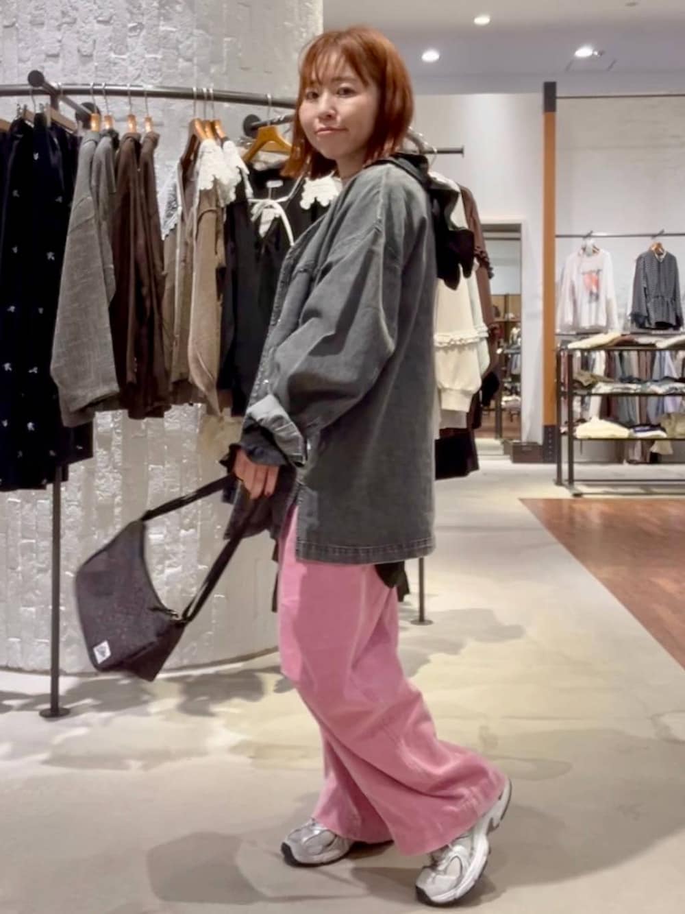 その他のショルダーバッグ、ピンク系のその他パンツ、ブラック系のシャツ/ブラウスを着用したレディースの秋コーディネートの5枚目の写真