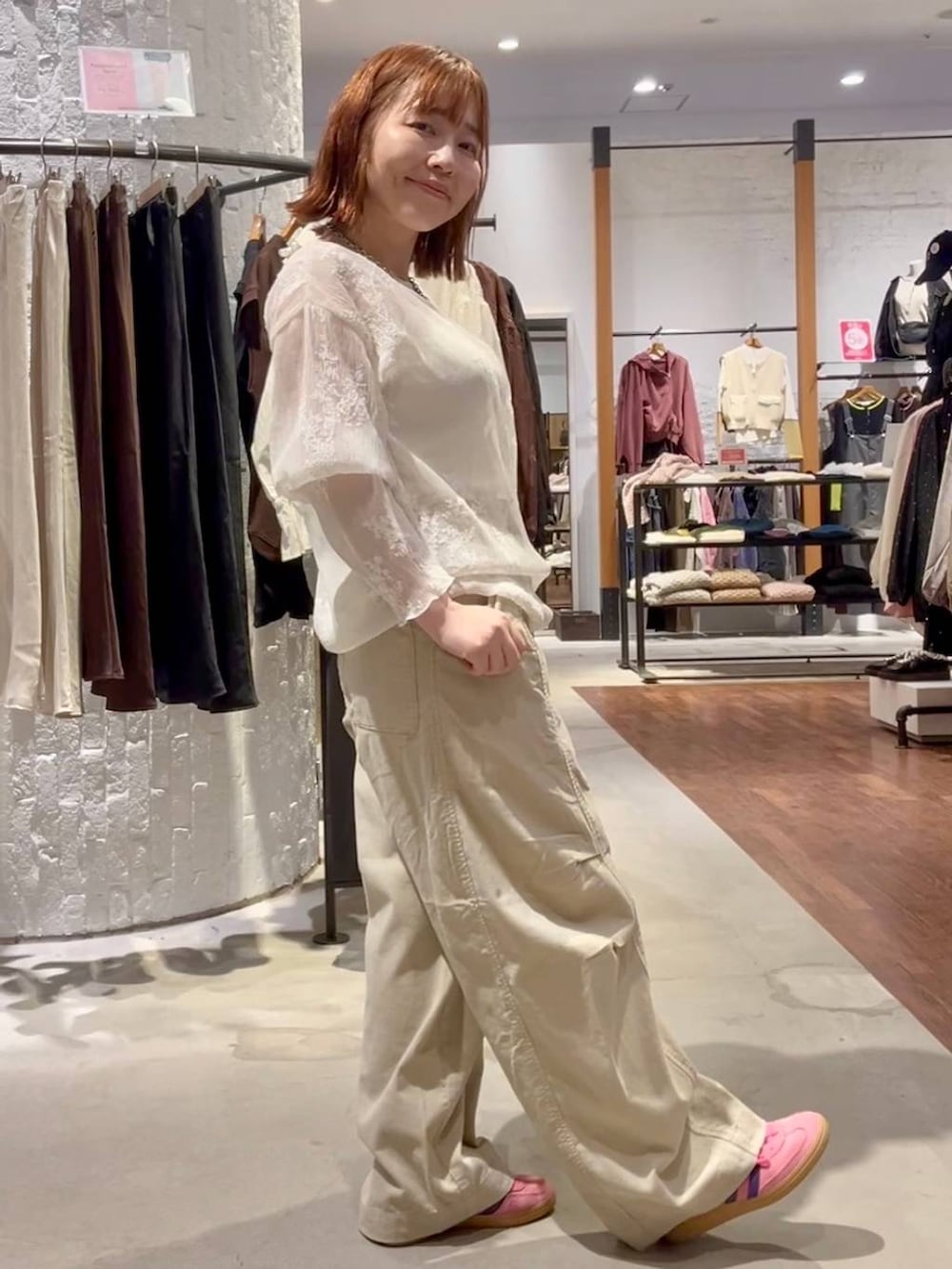ベージュ系のその他パンツ、ブルー系のTシャツ/カットソー、ホワイト系のトートバッグを着用したレディースの秋コーディネートの3枚目の写真