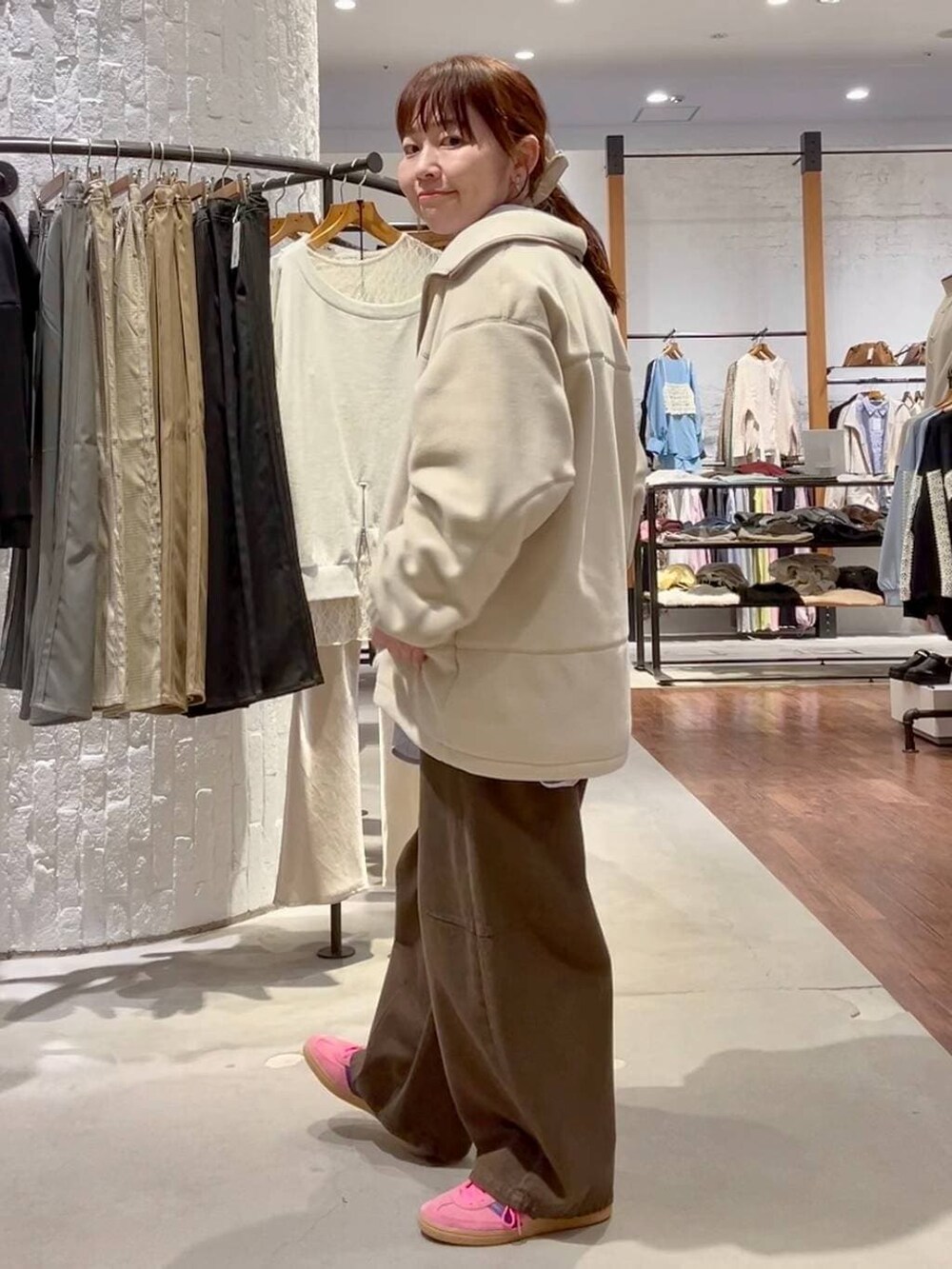 グリーン系のその他パンツ、ホワイト系のブルゾン、ベージュ系のシュシュを着用したレディースの冬コーディネートの3枚目の写真