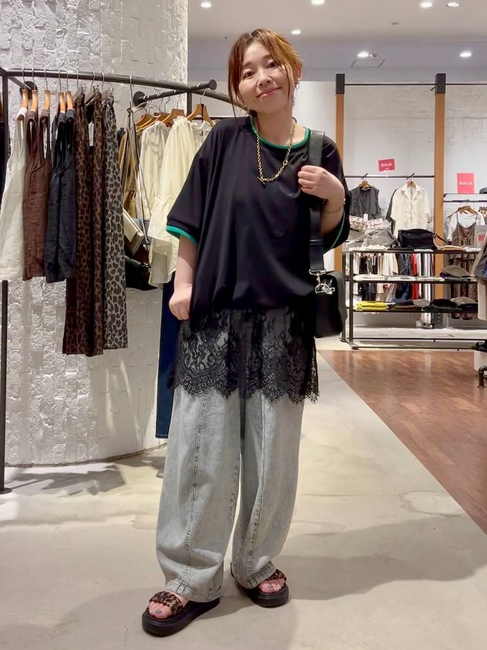 ブラック系のTシャツ/カットソー、その他のサンダル、ブラック系のキャミソールを着用したレディースの夏コーディネートの5枚目の写真