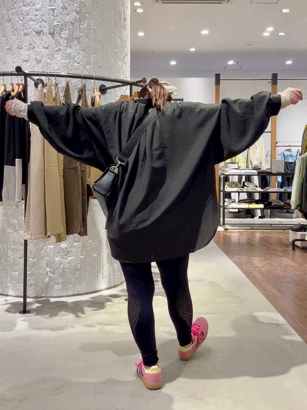 ブラック系のショルダーバッグ、グレー系のシャツ/ブラウス、ホワイト系のシャツ/ブラウスを着用したレディースの春コーディネートの5枚目の写真