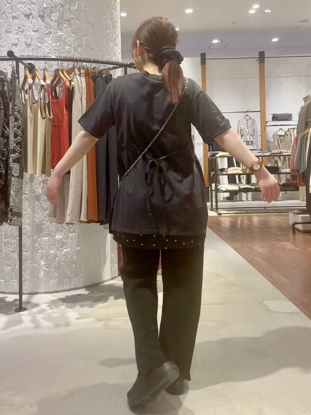 ブラック系のその他パンツ、ブラック系のその他シューズ、シルバー系のショルダーバッグを着用したレディースの春コーディネートの5枚目の写真