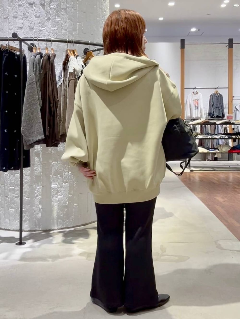 ブラック系のTシャツ/カットソー、ブラック系のその他パンツ、ブラック系のショルダーバッグを着用したレディースの秋コーディネートの4枚目の写真