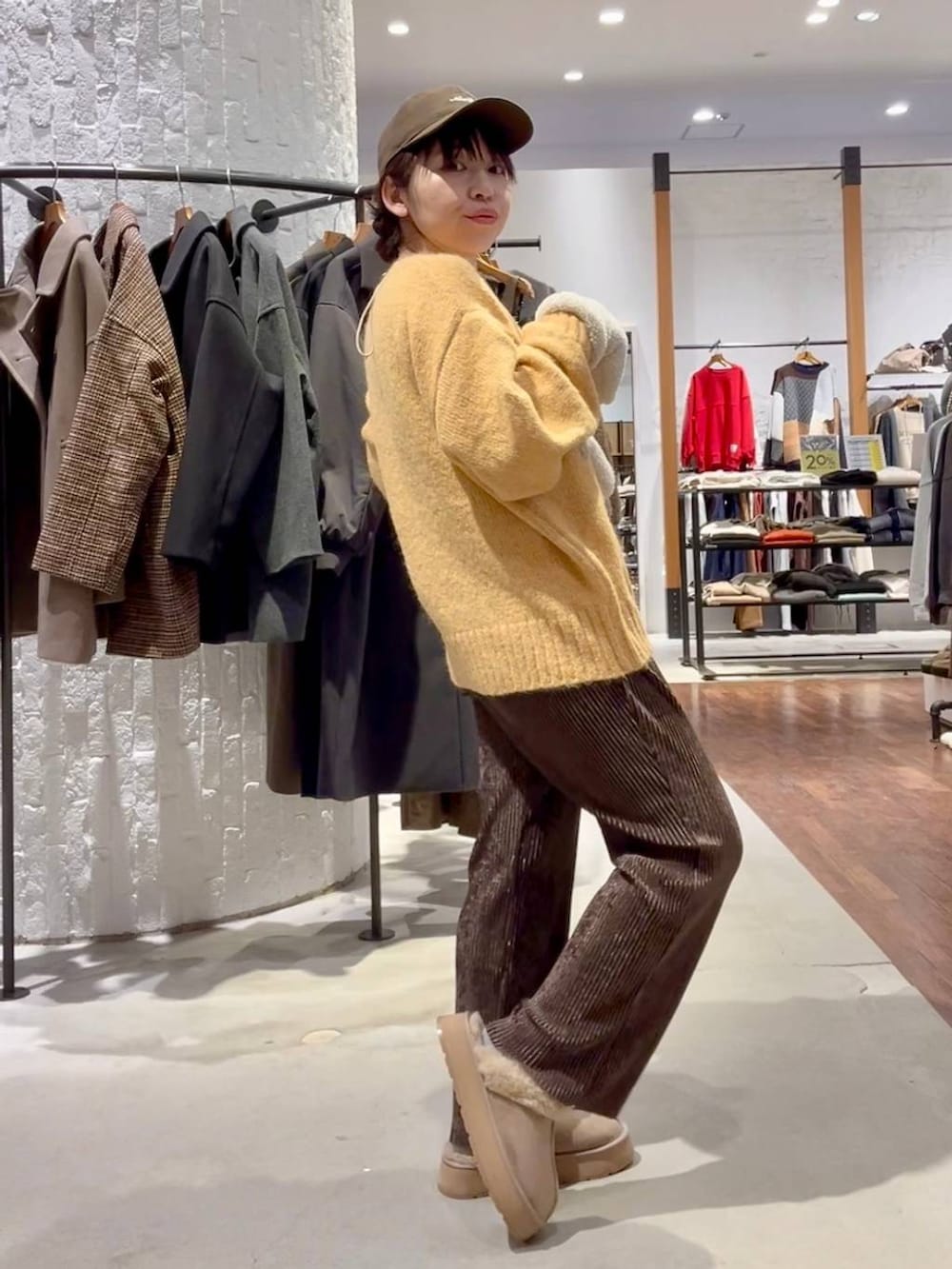 ブラウン系のブルゾン、イエロー系のニット/セーター、ベージュ系のその他シューズを着用したレディースの秋コーディネートの7枚目の写真