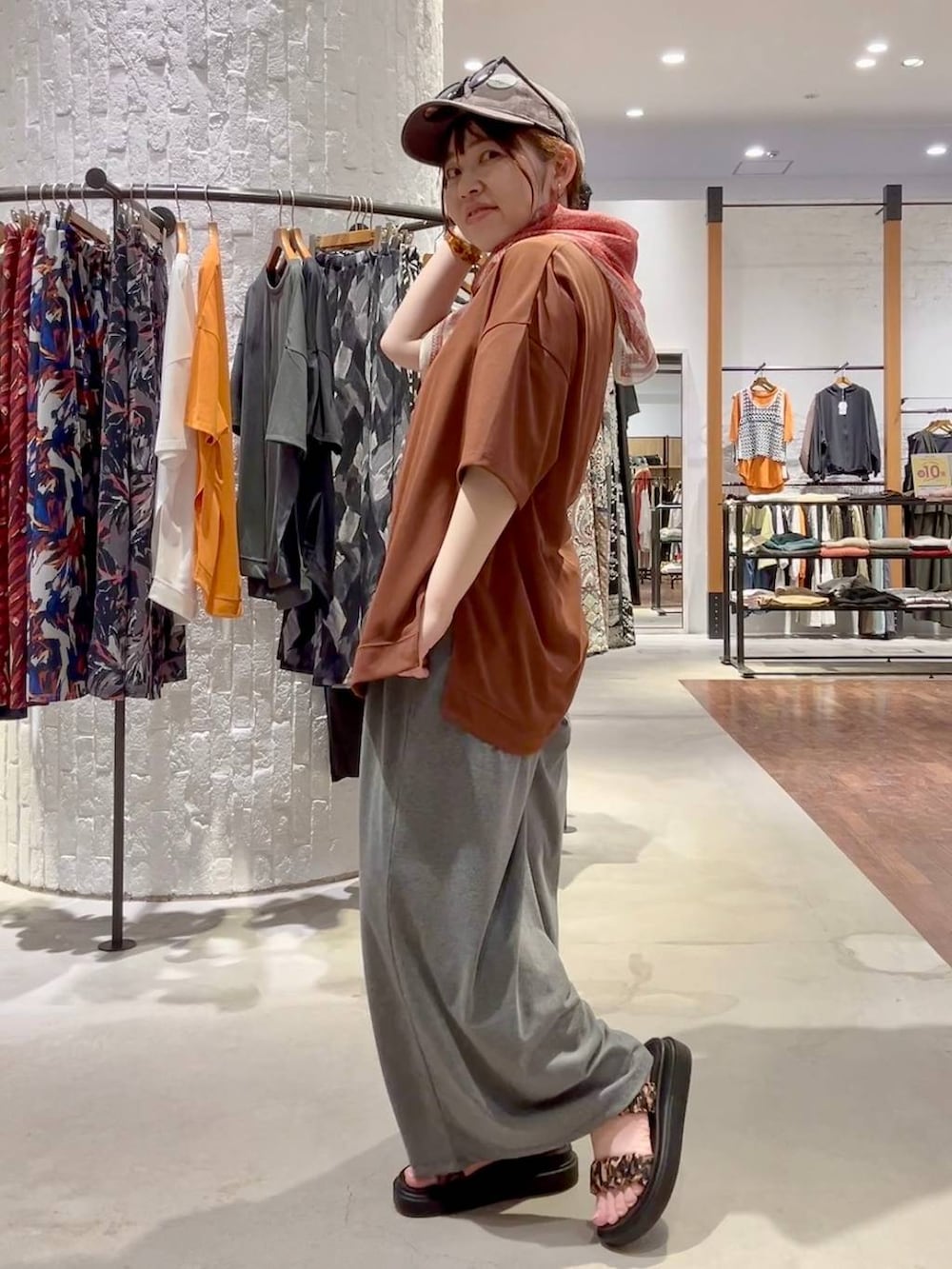 グレー系のその他パンツ、その他のサンダル、ブラウン系のTシャツ/カットソーを着用したレディースの春コーディネートの6枚目の写真