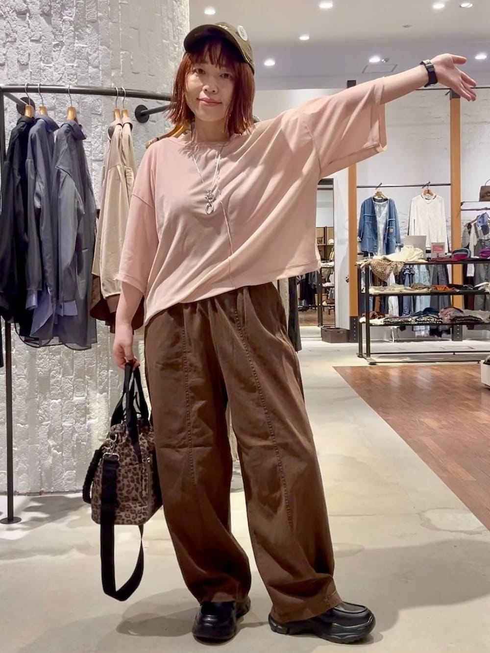 ブラック系のローファー、ブラウン系のその他パンツ、その他のショルダーバッグを着用したレディースの夏コーディネートの2枚目の写真