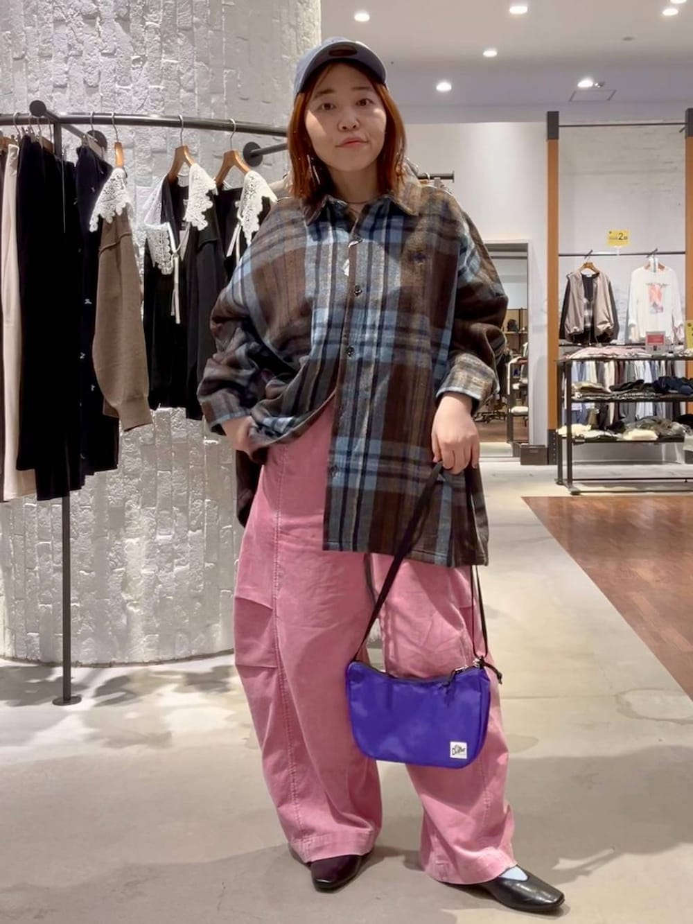 パープル系のショルダーバッグ、ピンク系のその他パンツ、ブラック系のパンプスを着用したレディースの秋コーディネートの2枚目の写真