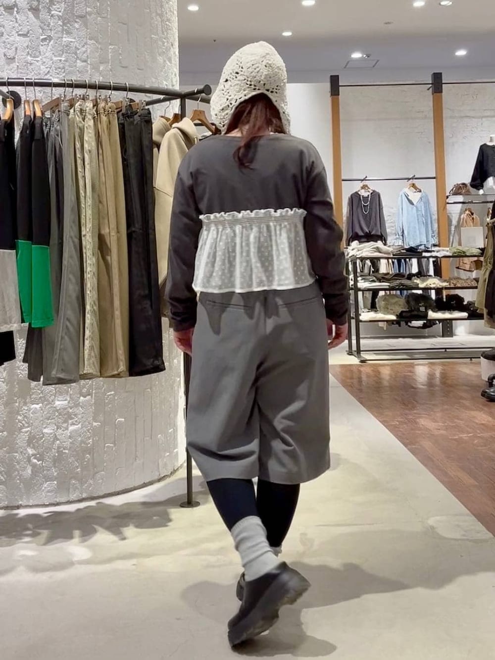 ブルー系のパーカー、グレー系のその他パンツ、ブラック系のその他シューズを着用したレディースの冬コーディネートの7枚目の写真