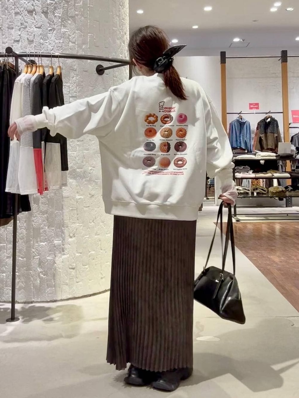 ホワイト系のTシャツ/カットソー、グレー系のその他アウター、グレー系のスカートを着用したレディースの冬コーディネートの7枚目の写真