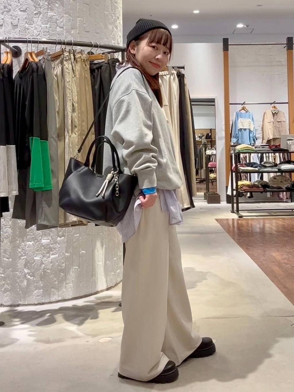 ブラック系のその他シューズ、ブラック系のトートバッグ、ホワイト系のその他パンツを着用したレディースの冬コーディネートの5枚目の写真