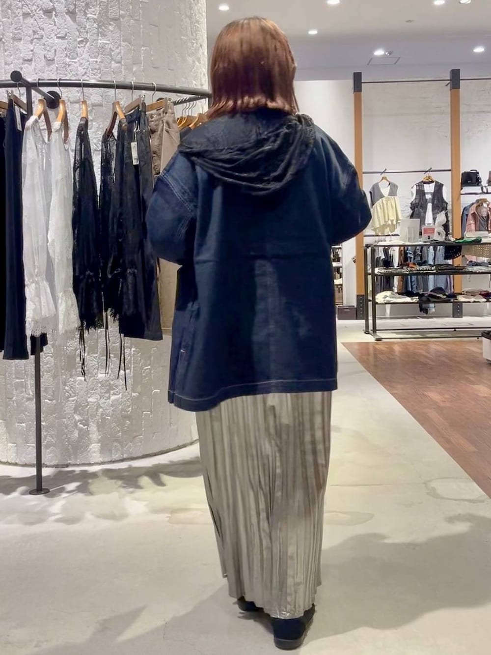ブラック系のパンプス、ブラック系のシャツ/ブラウス、ブルー系のシャツ/ブラウスを着用したレディースの夏コーディネートの4枚目の写真