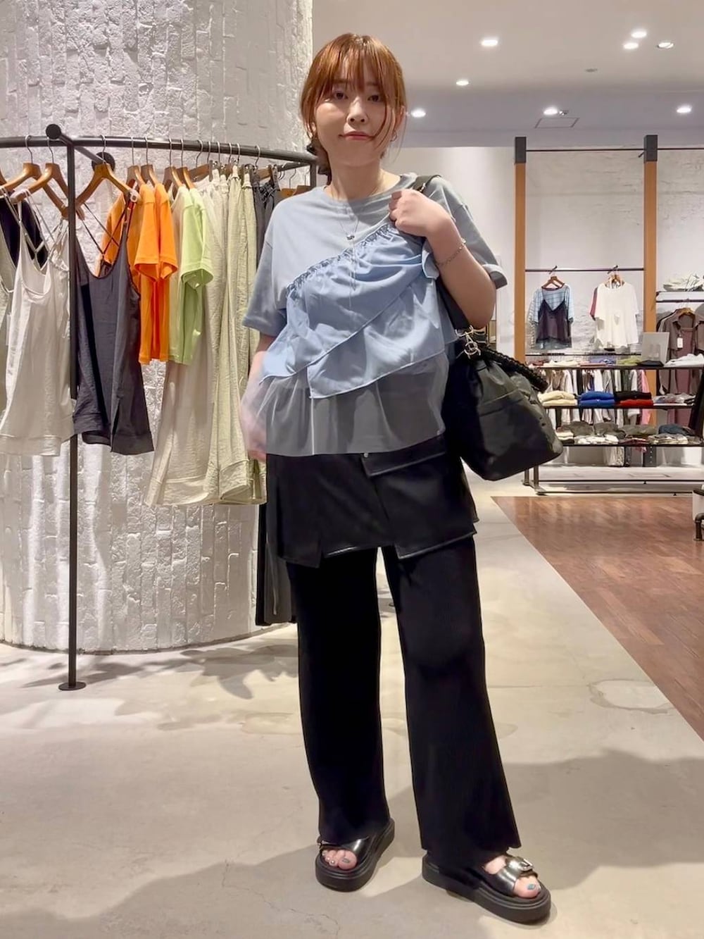 ブラック系のその他パンツ、ブラック系のショルダーバッグ、ブラック系のサンダルを着用したレディースの夏コーディネートの2枚目の写真
