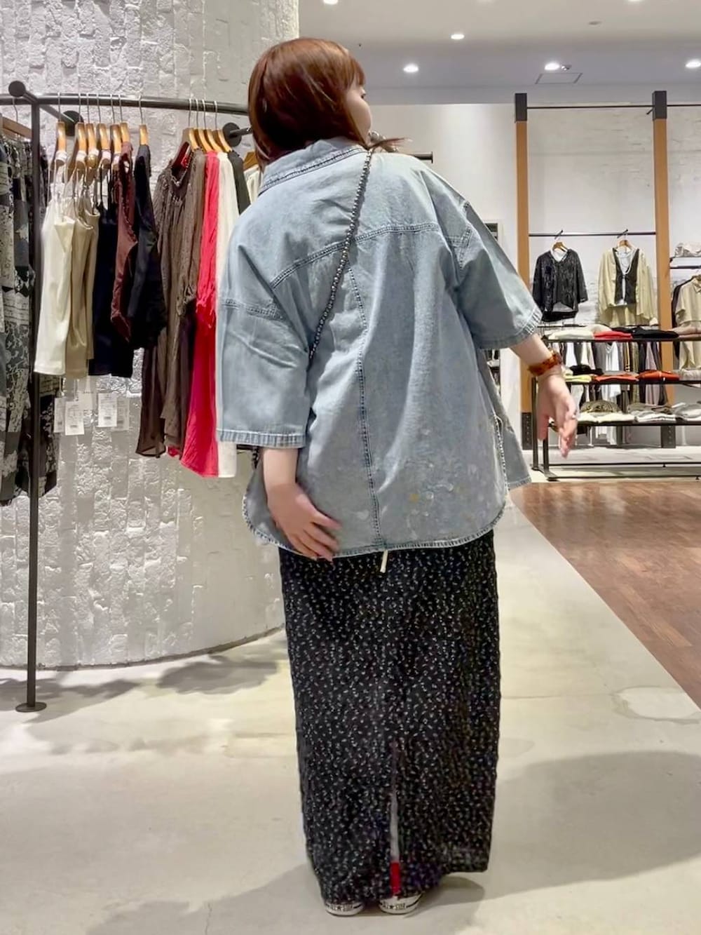 その他のショルダーバッグ、ホワイト系のTシャツ/カットソー、ブルー系のキャップを着用したレディースの春コーディネートの4枚目の写真