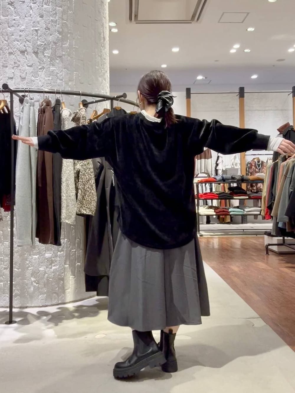 ブラック系のブーツ、ブラック系のデニムジャケット、ブラック系のハンドバッグを着用したレディースの秋コーディネートの9枚目の写真