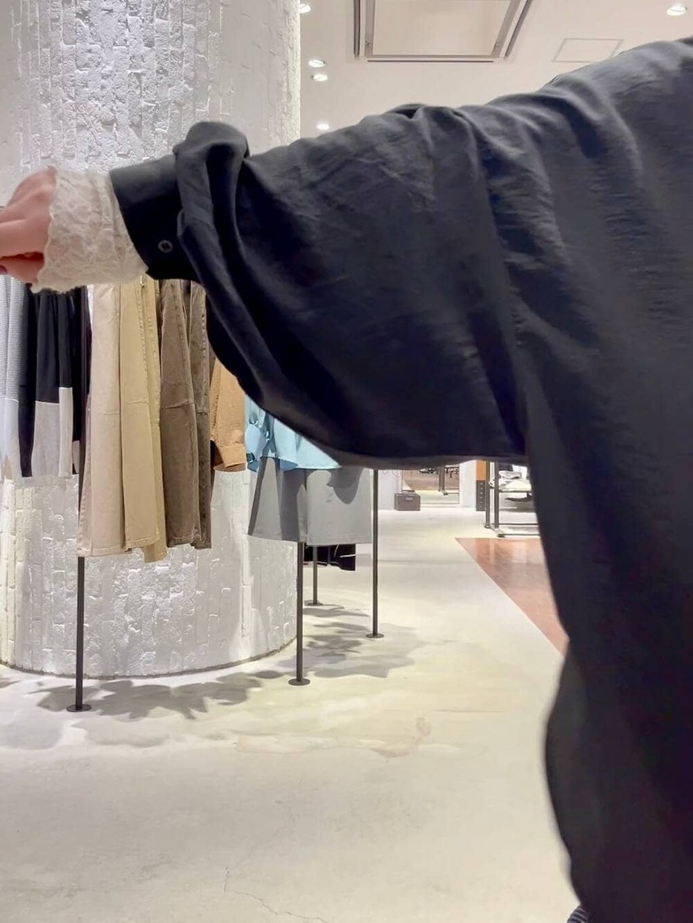 ホワイト系のショルダーバッグ、グレー系のシャツ/ブラウス、ホワイト系のシャツ/ブラウスを着用したレディースの春コーディネートの7枚目の写真