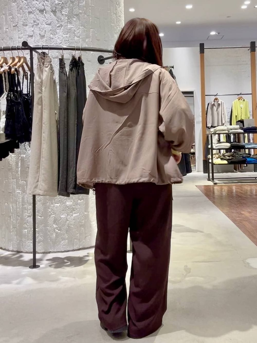 ブラウン系のブルゾン、ブラック系のその他シューズ、ブラウン系のその他パンツを着用したレディースの春コーディネートの4枚目の写真