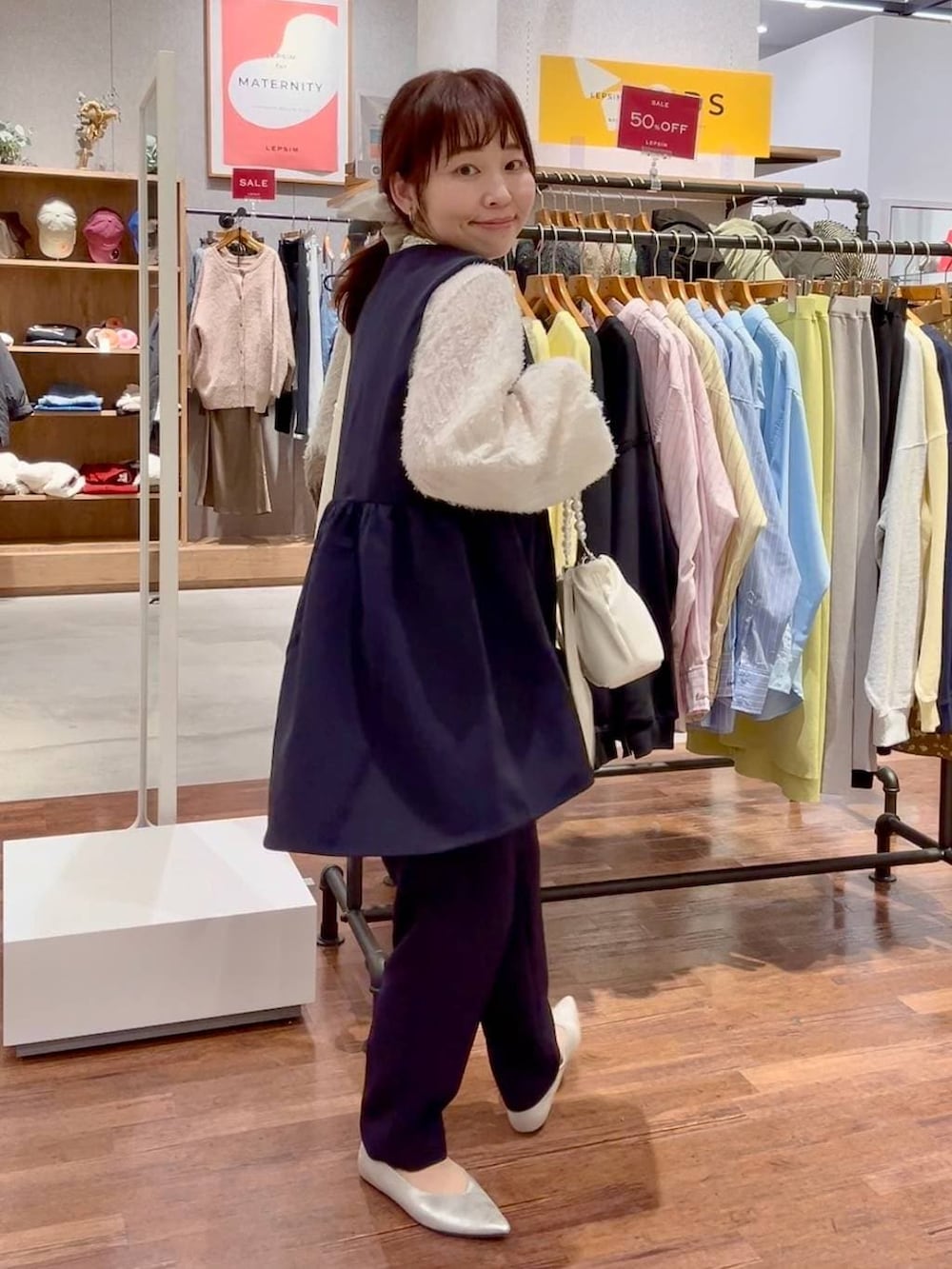 ブルー系のその他パンツ、ブルー系のその他アウター、ベージュ系のシャツ/ブラウスを着用したレディースの冬コーディネートの3枚目の写真