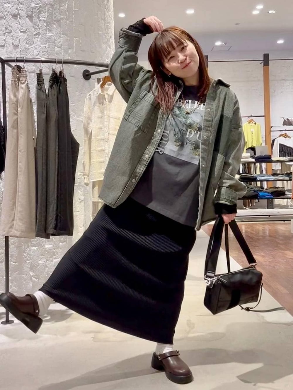 ブラウン系のサンダル、グリーン系のシャツ/ブラウス、グレー系のTシャツ/カットソーを着用したレディースの春コーディネートの5枚目の写真