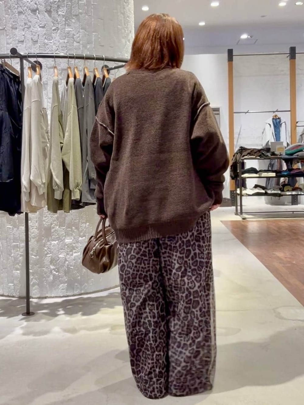 ブラウン系のショルダーバッグ、その他のその他パンツ、ブラウン系のブーツを着用したレディースの秋コーディネートの4枚目の写真