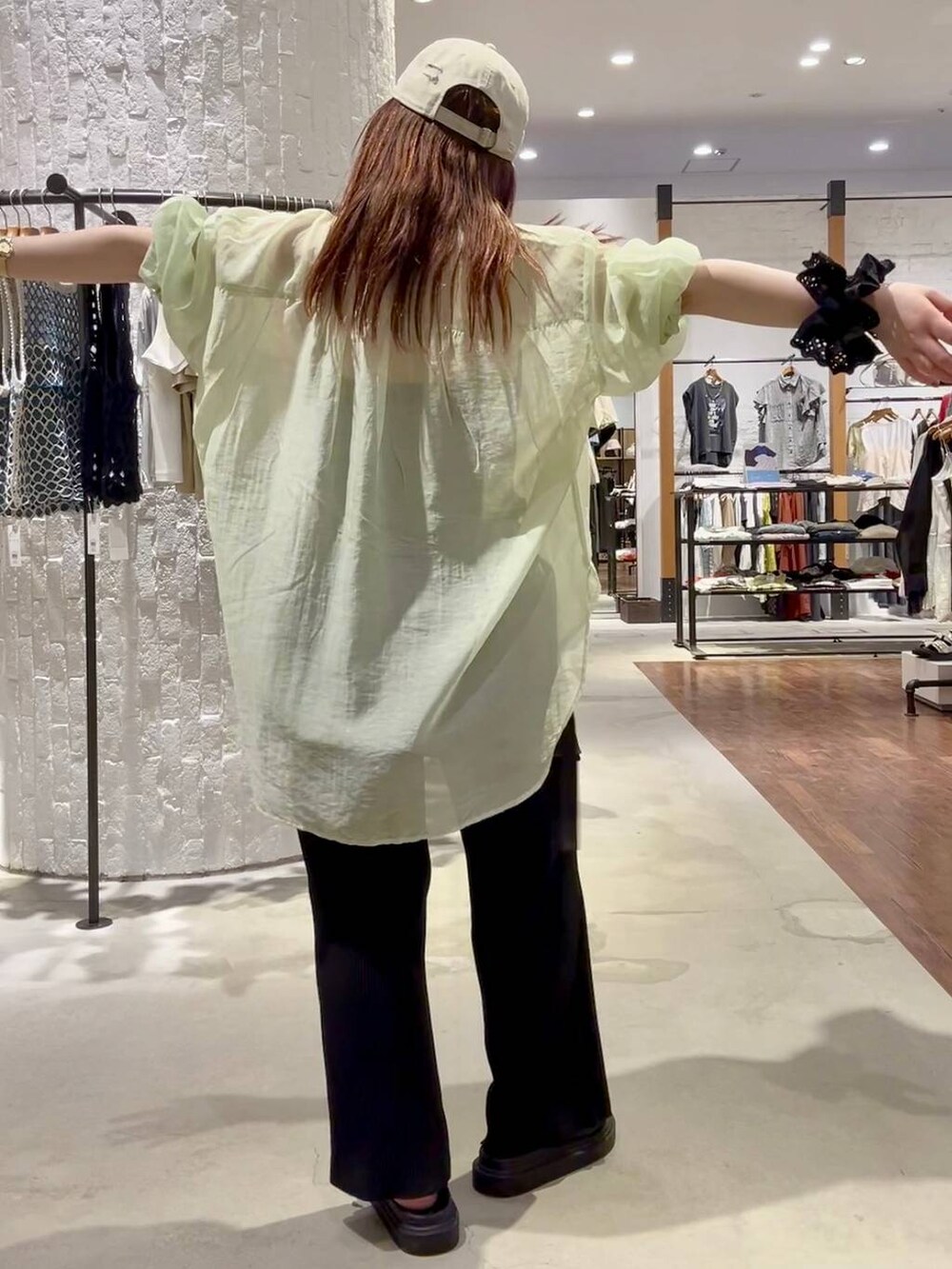 ブラック系のその他パンツ、ブラック系のサンダル、イエロー系のアナログ腕時計を着用したレディースの夏コーディネートの5枚目の写真