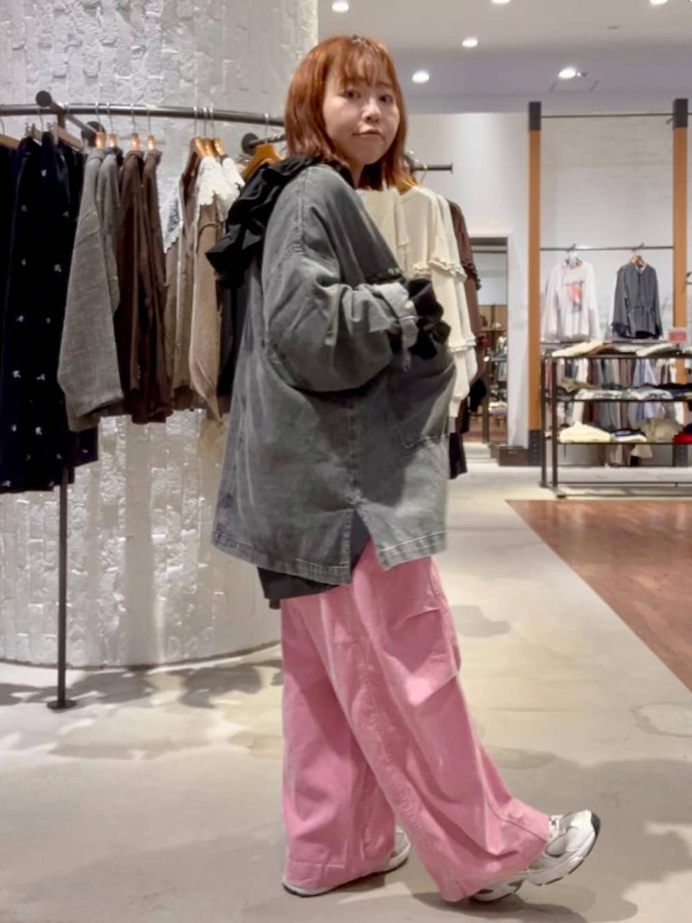 その他のショルダーバッグ、ピンク系のその他パンツ、ブラック系のシャツ/ブラウスを着用したレディースの秋コーディネートの3枚目の写真