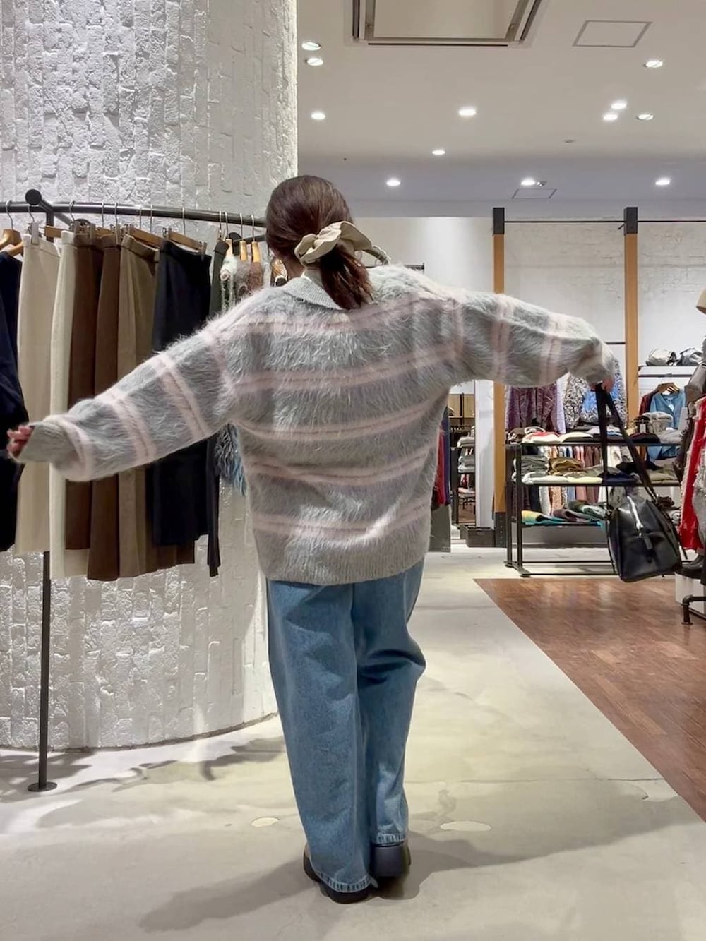 ブラック系のボストンバッグ、ホワイト系のシャツ/ブラウス、ベージュ系のその他シューズを着用したレディースの冬コーディネートの4枚目の写真