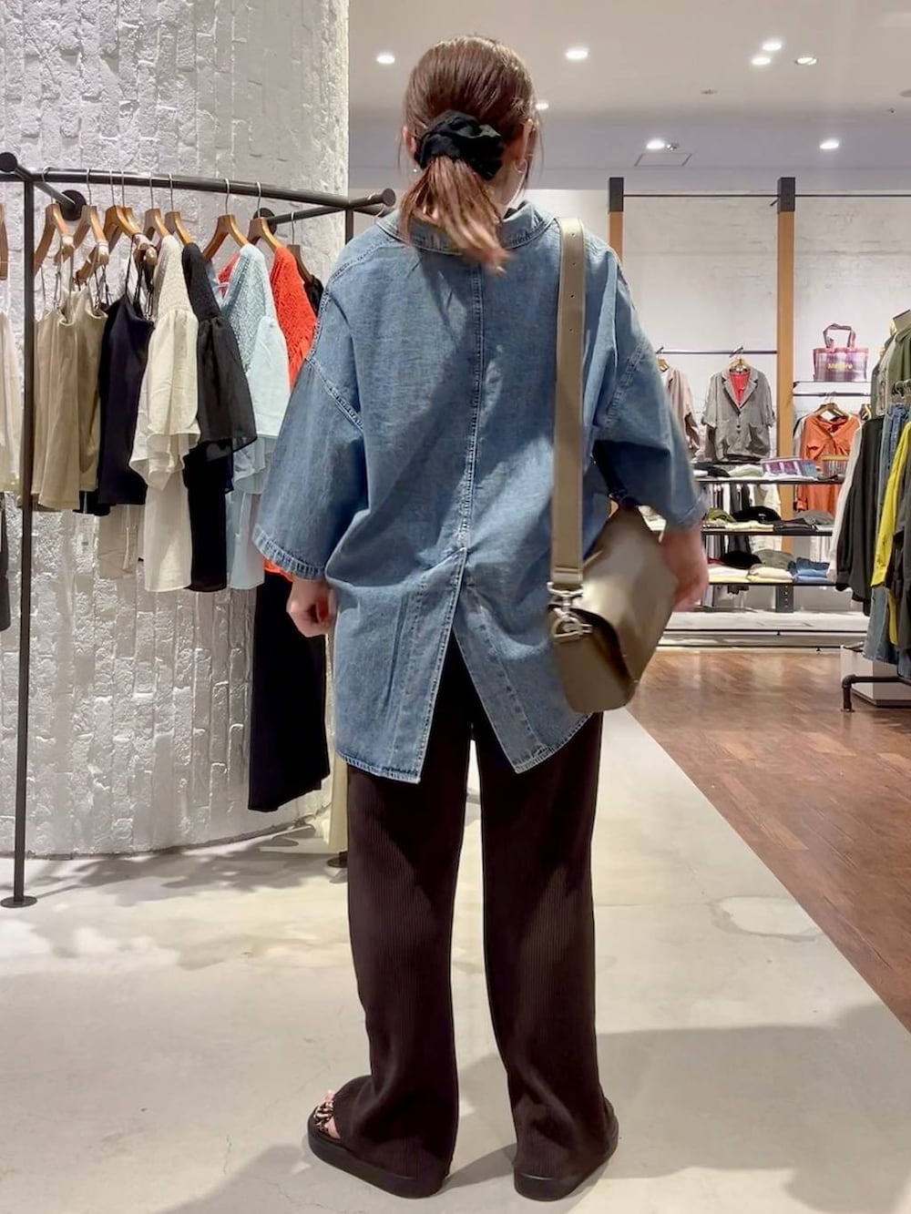 ブラウン系のショルダーバッグ、ブラウン系のその他パンツ、その他のサンダルを着用したレディースの春コーディネートの4枚目の写真