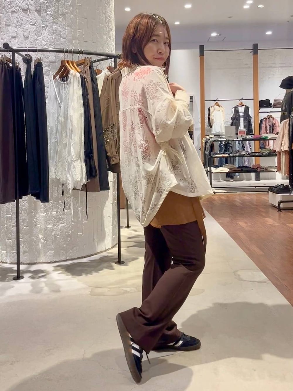ホワイト系のシャツ/ブラウス、レッド系のTシャツ/カットソー、ブラック系のスニーカーを着用したレディースの夏コーディネートの4枚目の写真