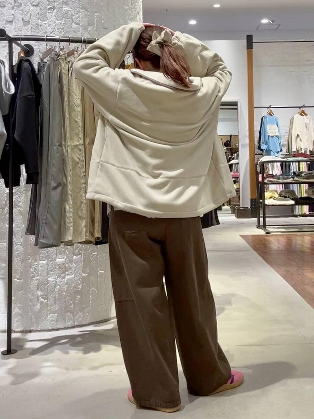 グリーン系のその他パンツ、ホワイト系のブルゾン、ベージュ系のシュシュを着用したレディースの冬コーディネートの5枚目の写真