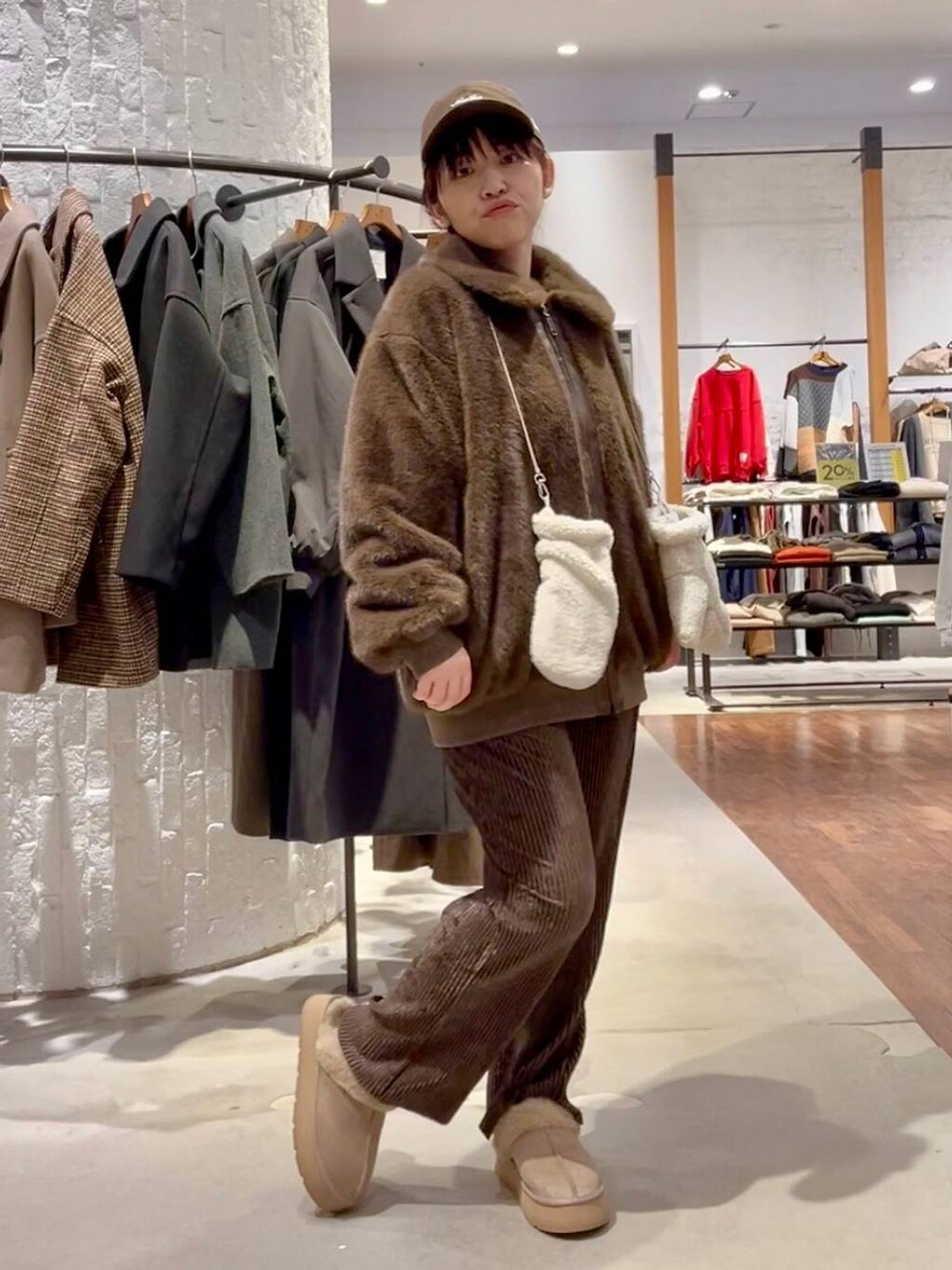 ブラウン系のブルゾン、イエロー系のニット/セーター、ベージュ系のその他シューズを着用したレディースの秋コーディネートの2枚目の写真