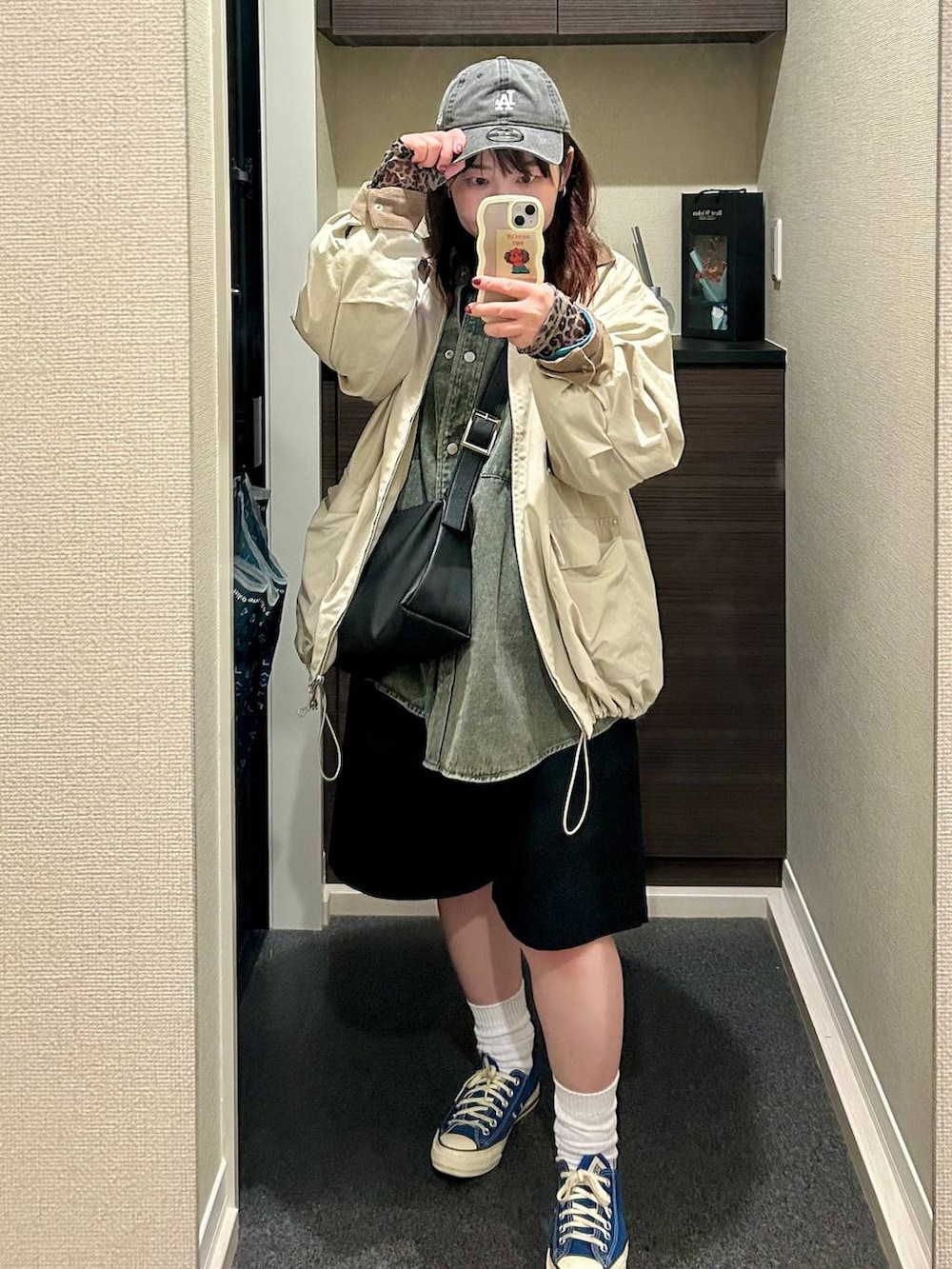 その他のTシャツ/カットソー、ブラック系のショルダーバッグ、ブルー系のスニーカーを着用したレディースの春コーディネートの2枚目の写真