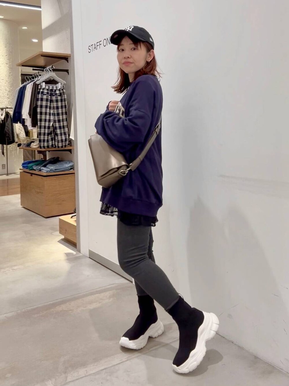 その他のショルダーバッグ、ブラック系のTシャツ/カットソー、ブラック系のブーツを着用したレディースの秋コーディネートの3枚目の写真