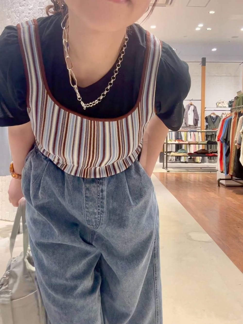 ブラック系のTシャツ/カットソー、ブルー系のデニムパンツ、グレー系のショルダーバッグを着用したレディースの夏コーディネートの6枚目の写真